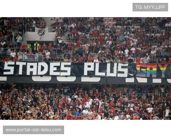 球迷歌曲合唱，客场看台回应主队助威